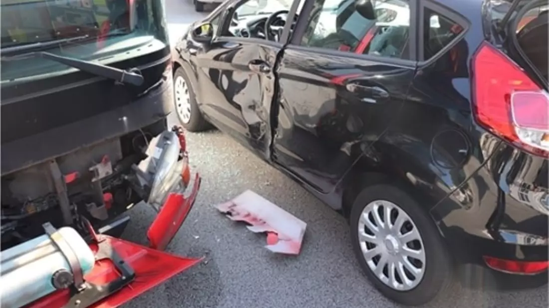 POL-ME: Vorfahrt missachtet: Auto kollidiert mit Bus - Mettmann - 2409021 - Bild: presseportal.de