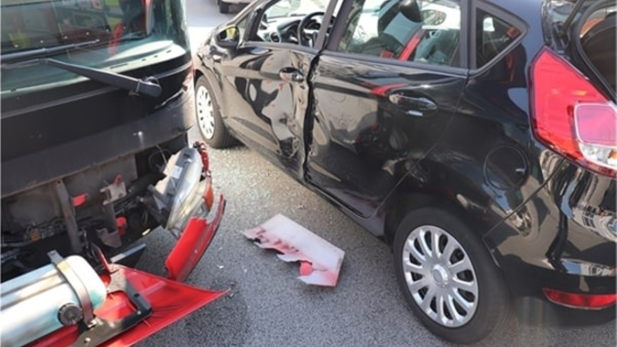 POL-ME: Vorfahrt missachtet: Auto kollidiert mit Bus - Mettmann - 2409021 - Foto: presseportal.de