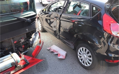 POL-ME: Vorfahrt missachtet: Auto kollidiert mit Bus - Mettmann - 2409021 - Foto: presseportal.de