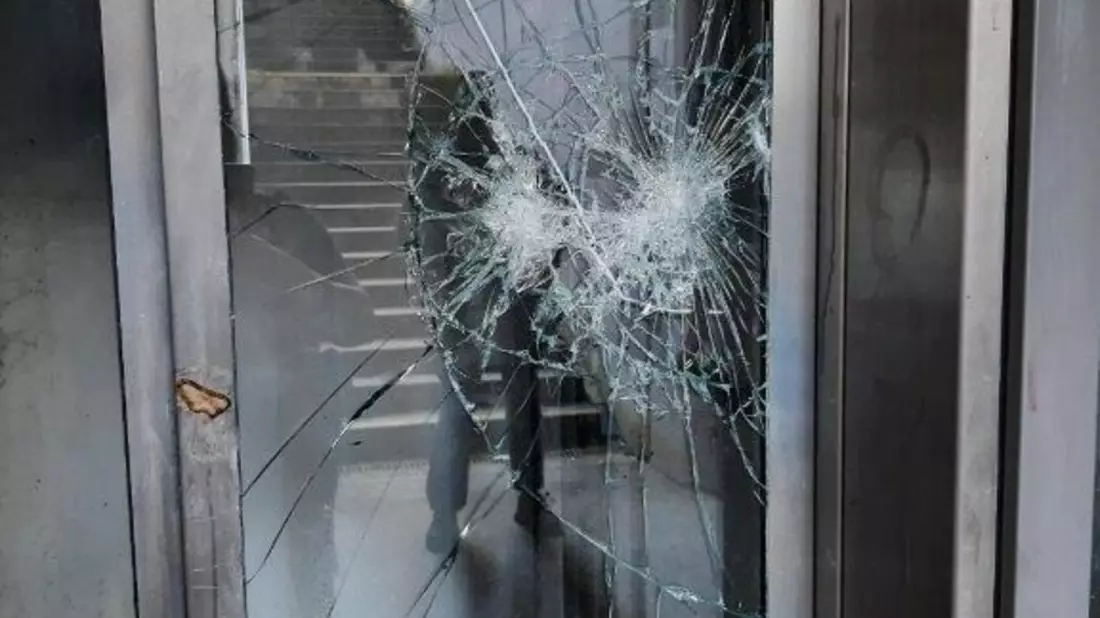 BPOL-KS: Vandalismusschaden am Haltepunkt Vellmar-Osterberg / EKZ - Bild: presseportal.de