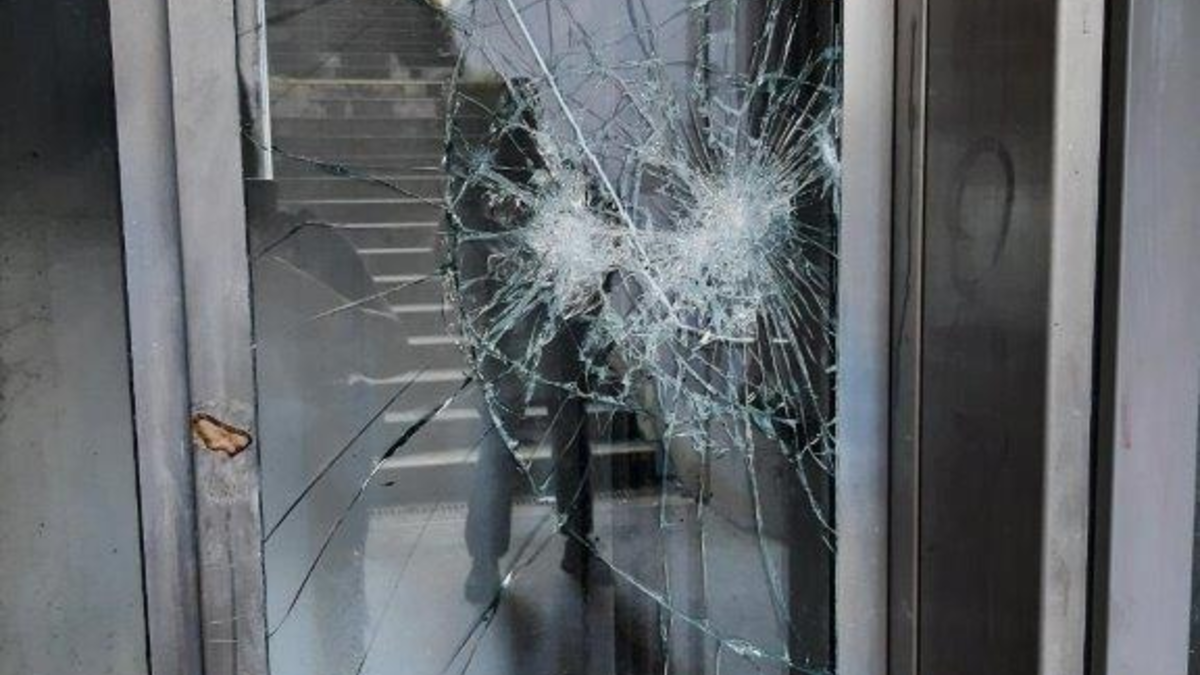 BPOL-KS: Vandalismusschaden am Haltepunkt Vellmar-Osterberg / EKZ - Foto: presseportal.de