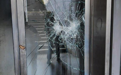 BPOL-KS: Vandalismusschaden am Haltepunkt Vellmar-Osterberg / EKZ - Foto: presseportal.de