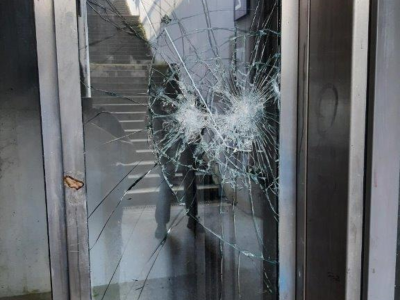 BPOL-KS: Vandalismusschaden am Haltepunkt Vellmar-Osterberg / EKZ - Foto: presseportal.de