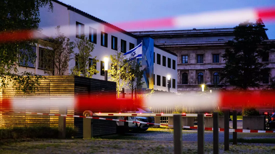 Der 18-Jährige hatte unter anderem auf das israelische Generalkonsulat geschossen. (Archivbild) - Bild: Matthias Balk/dpa