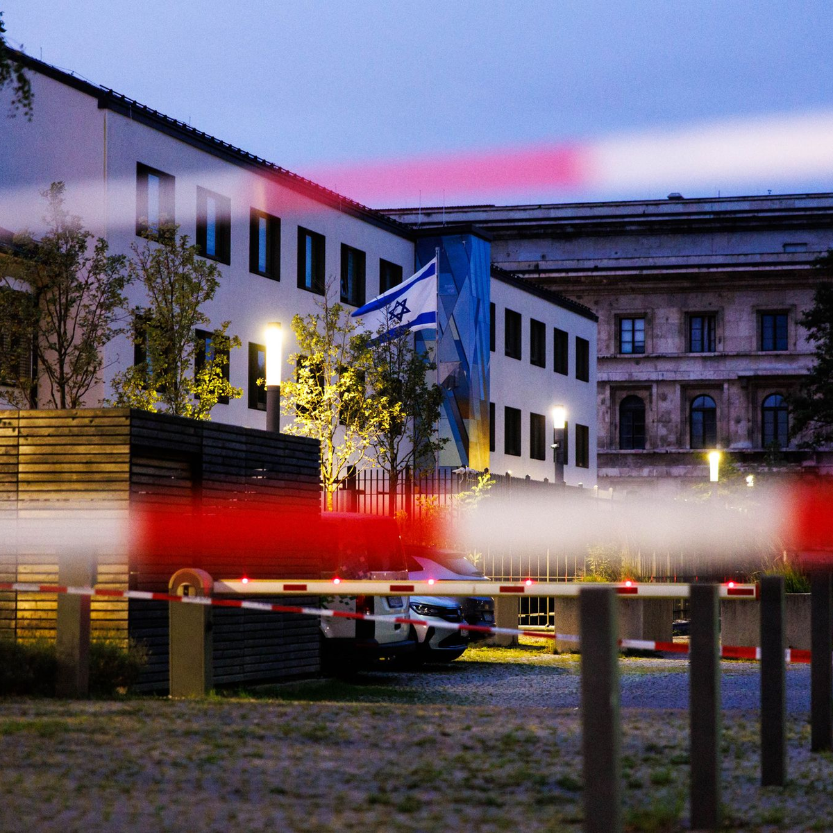 Auch am Freitag waren Bereiche um das Konsulat abgesperrt. - Foto: Matthias Balk/dpa