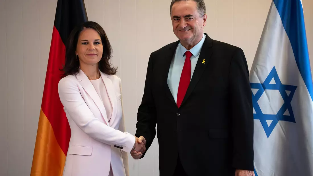 Das jüngste Treffen von Außenministerin Annalena Baerbock mit ihrem israelischen Kollegen Israel Katz ist erst gut zwei Monate her. Jetzt ist die Grünen-Politikerin erneut in Israel. Noch immer gibt es keinen Erfolg bei den Vermittlungsbemühungen um eine Waffenruhe im Gazastreifen und eine Freilassung der Geiseln aus der Hand der Hamas. - Bild: Soeren Stache/dpa