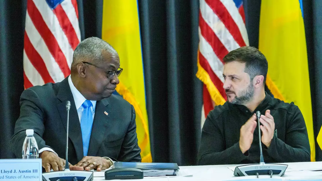 US-Verteidigungsminister Austin (4.v.l.) hat die Militärhilfe von etwa 50 Ländern seit 2022 koordiniert. - Bild: Andreas Arnold/dpa