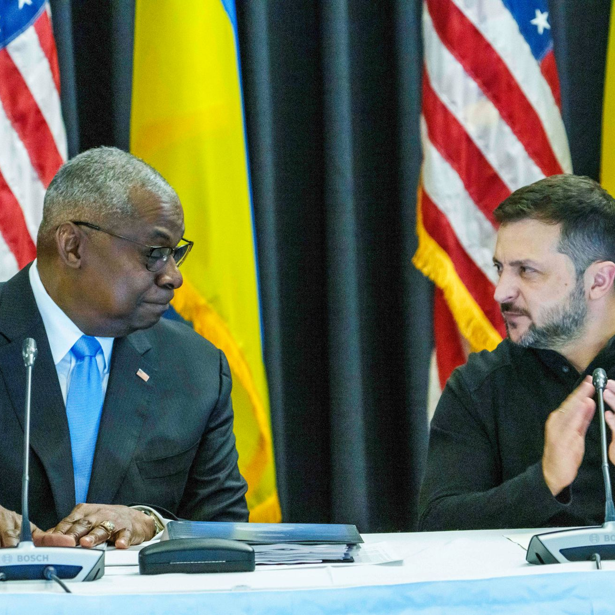 US-Verteidigungsminister Austin (4.v.l.) hat die Militärhilfe von etwa 50 Ländern seit 2022 koordiniert. - Foto: Andreas Arnold/dpa