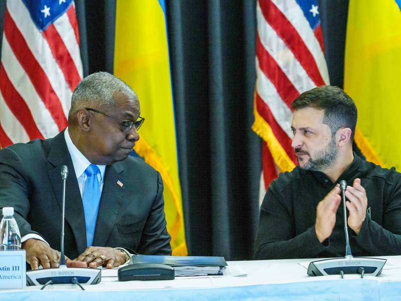 US-Verteidigungsminister Austin (4.v.l.) hat die Militärhilfe von etwa 50 Ländern seit 2022 koordiniert. - Foto: Andreas Arnold/dpa