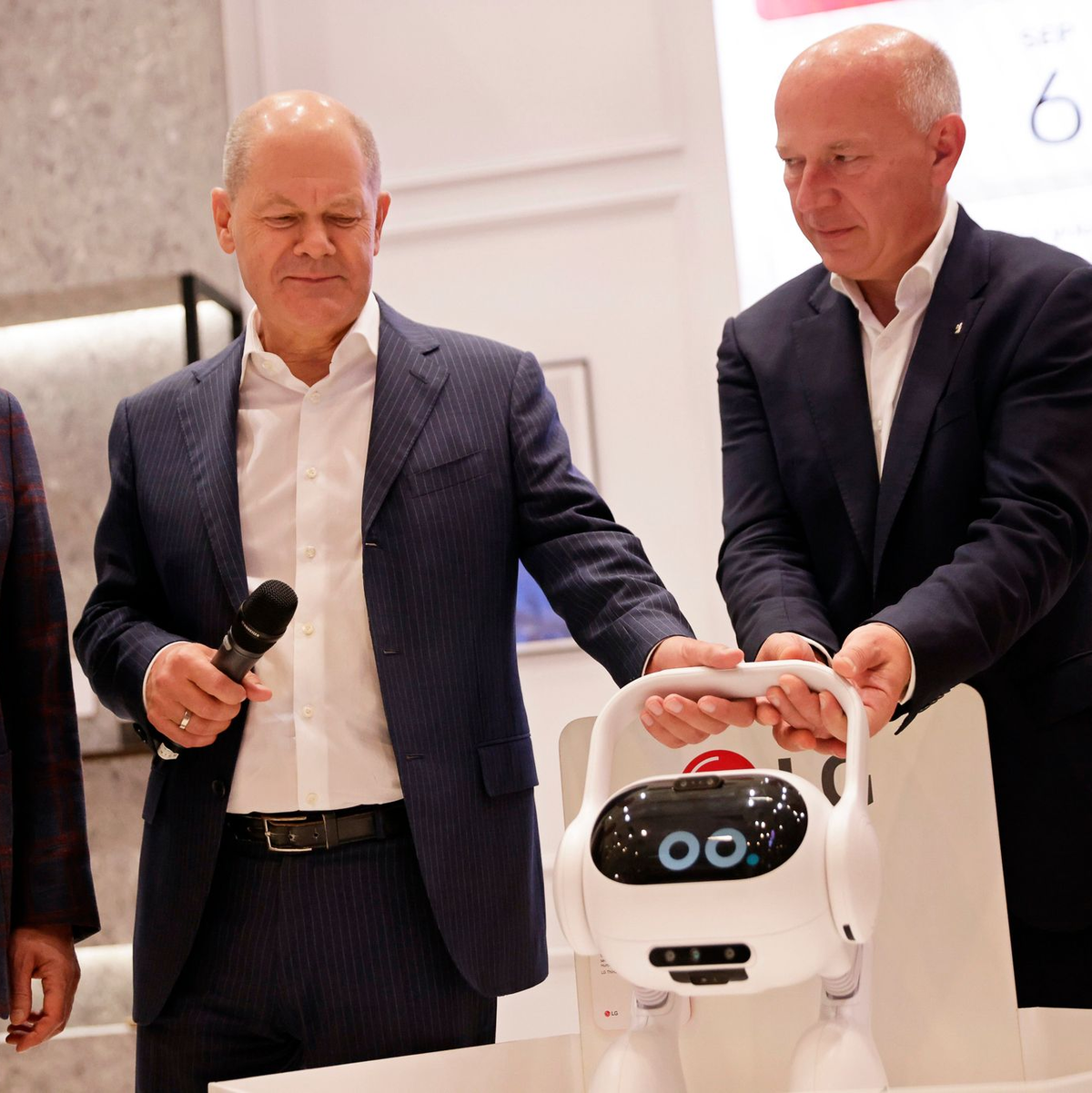 KI ist das große Thema der diesjährigen IFA - Kanzler Scholz (2.v.l) bekam bei seinem Rundgang einen sprechenden KI-Helfer für den Alltag vorgeführt. - Foto: Carsten Koall/dpa