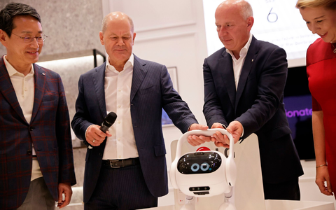 KI ist das große Thema der diesjährigen IFA - Kanzler Scholz (2.v.l) bekam bei seinem Rundgang einen sprechenden KI-Helfer für den Alltag vorgeführt. - Foto: Carsten Koall/dpa