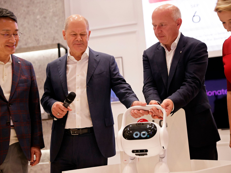 KI ist das große Thema der diesjährigen IFA - Kanzler Scholz (2.v.l) bekam bei seinem Rundgang einen sprechenden KI-Helfer für den Alltag vorgeführt. - Foto: Carsten Koall/dpa