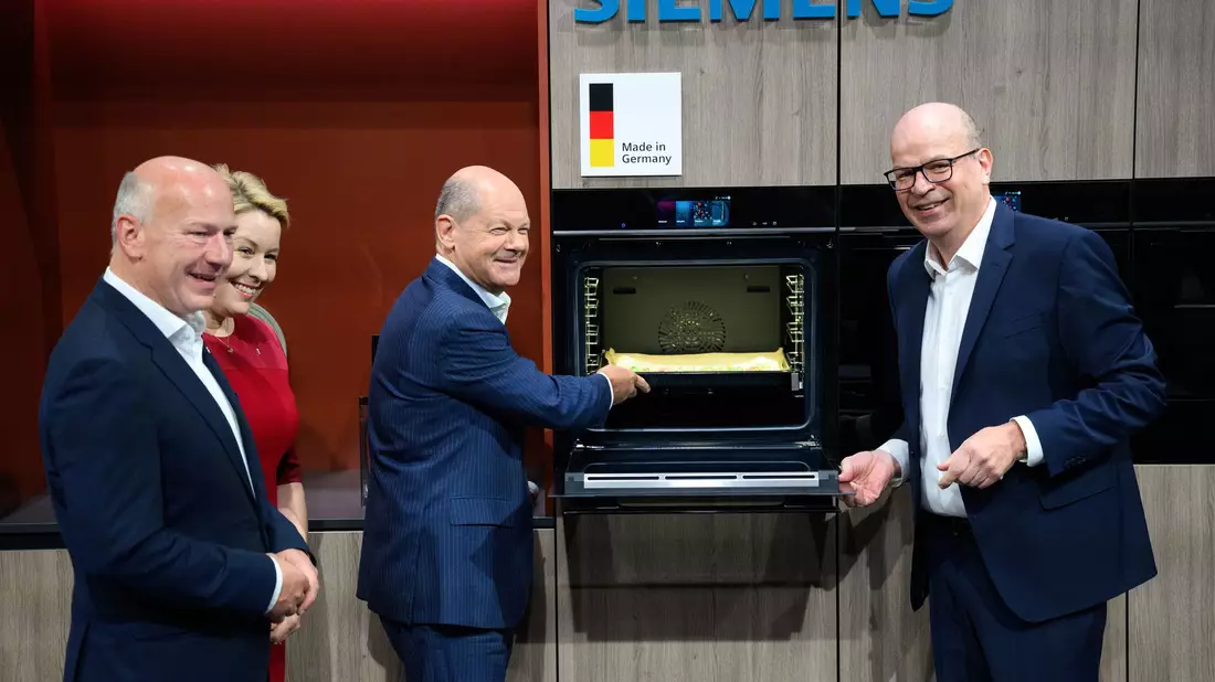 KI auch bei Waschmaschinen ist ein großes Thema auf der IFA - der Kanzler bekam aber auch zu sehen, wie früher gewaschen wurde. - Bild: Bernd von Jutrczenka/dpa