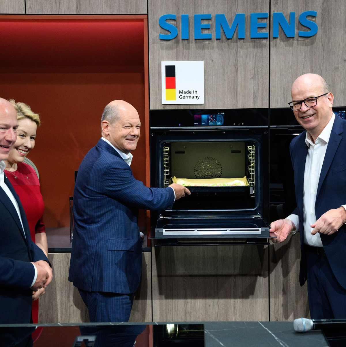 KI auch bei Waschmaschinen ist ein großes Thema auf der IFA - der Kanzler bekam aber auch zu sehen, wie früher gewaschen wurde. - Foto: Bernd von Jutrczenka/dpa