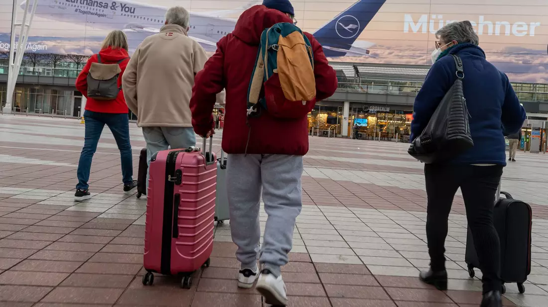 Studie: Viele Menschen mit Migrationshintergrund denken angesichts des AfD-Aufstiegs über Auswanderung aus Deutschland nach. (Archivbild) - Bild: Peter Kneffel/dpa