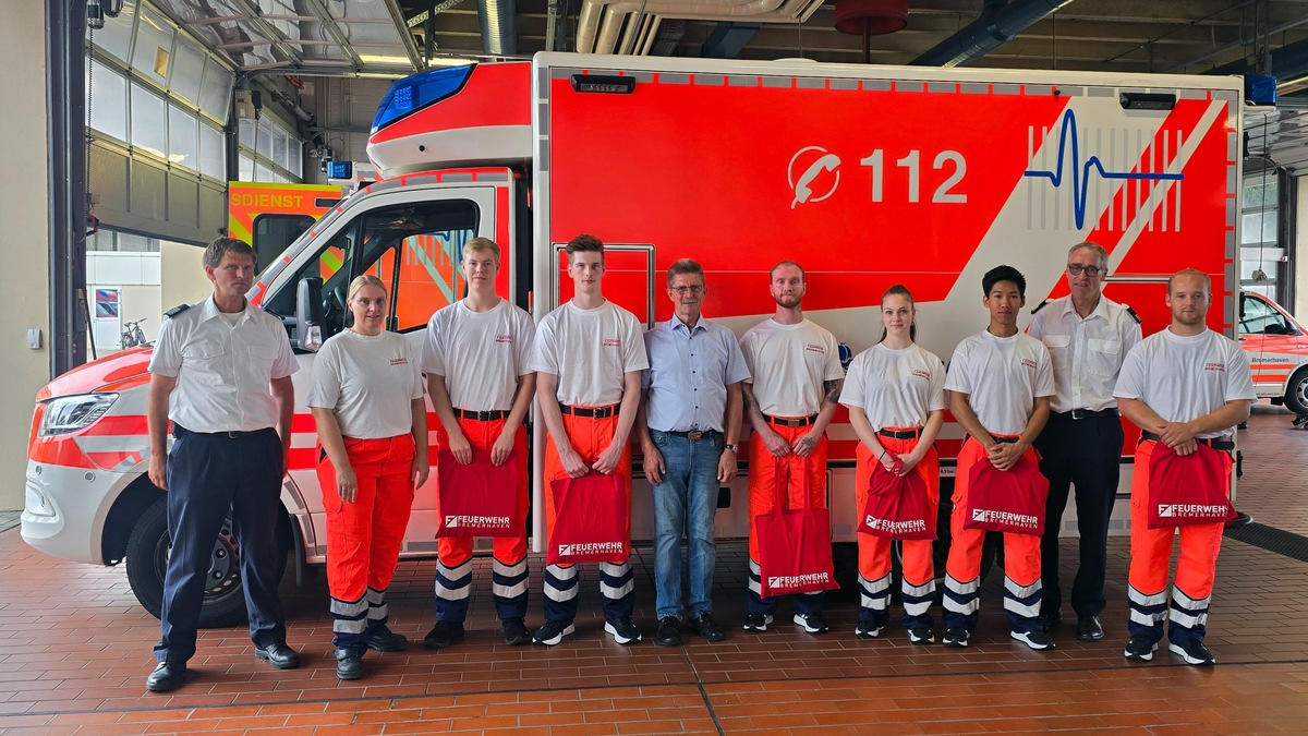 FW Bremerhaven: Erster Lehrgang zur Berufsausbildung von Notfallsanitäterinnen und Notfallsanitätern bei der Feuerwehr Bremerhaven gestartet - Foto: presseportal.de