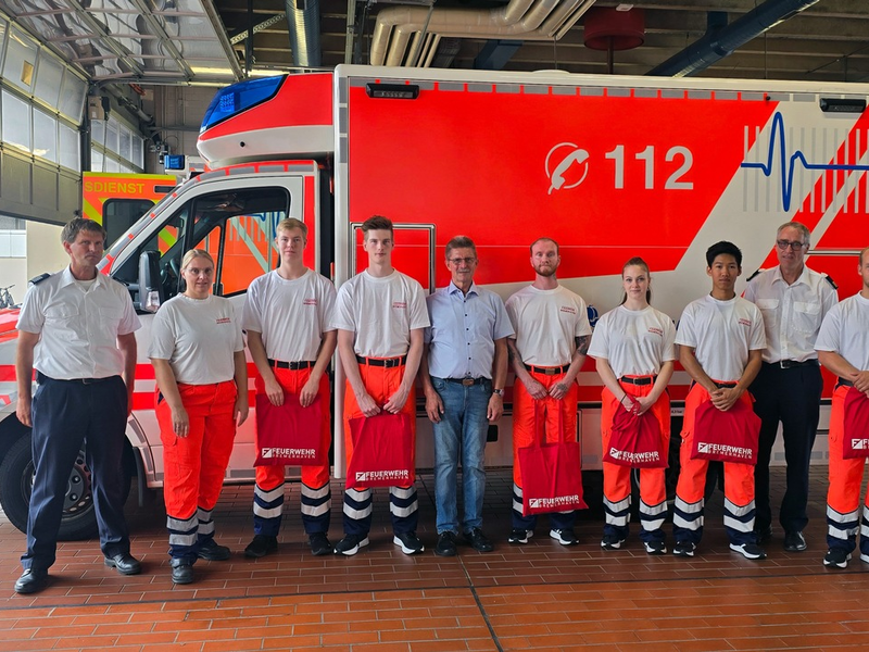 FW Bremerhaven: Erster Lehrgang zur Berufsausbildung von Notfallsanitäterinnen und Notfallsanitätern bei der Feuerwehr Bremerhaven gestartet - Foto: presseportal.de