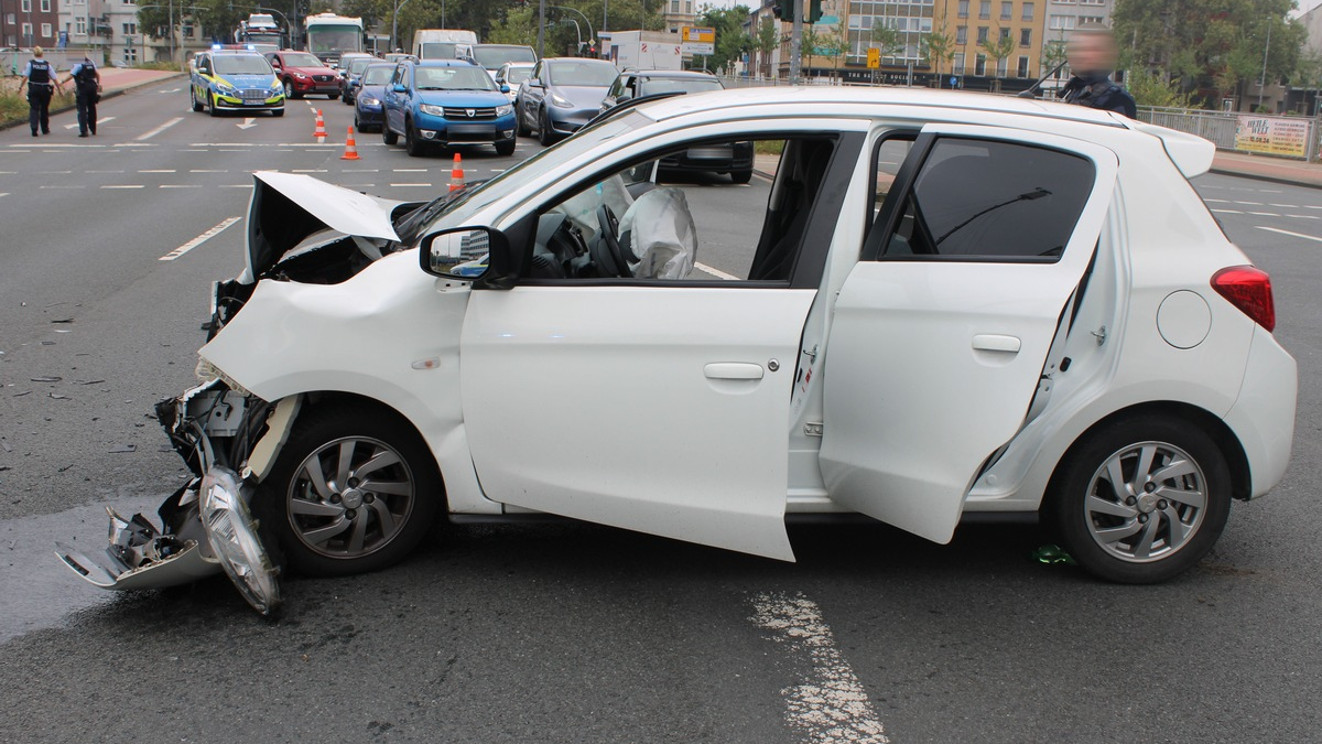 POL-DU: Dellviertel: Kollision im Kreuzungsbereich - Fünf Verletzte - Foto: presseportal.de