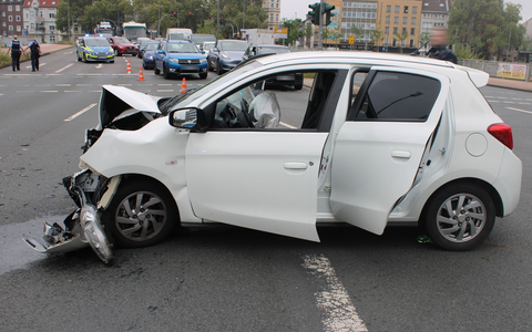 POL-DU: Dellviertel: Kollision im Kreuzungsbereich - Fünf Verletzte - Foto: presseportal.de