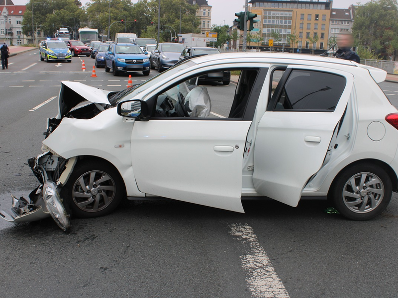 POL-DU: Dellviertel: Kollision im Kreuzungsbereich - Fünf Verletzte - Foto: presseportal.de
