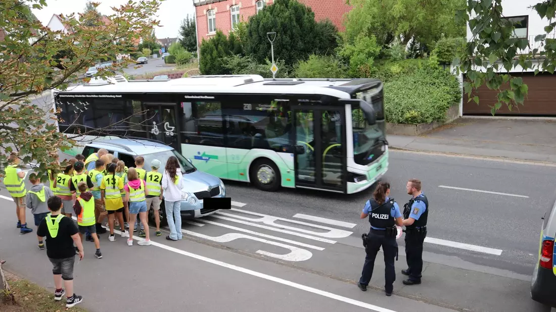 POL-ESW: Blitz for Kids; Polizei führt Geschwindigkeitsmessung mit Schulklassen durch; die Meisten fahren vorbildlich - Bild: presseportal.de