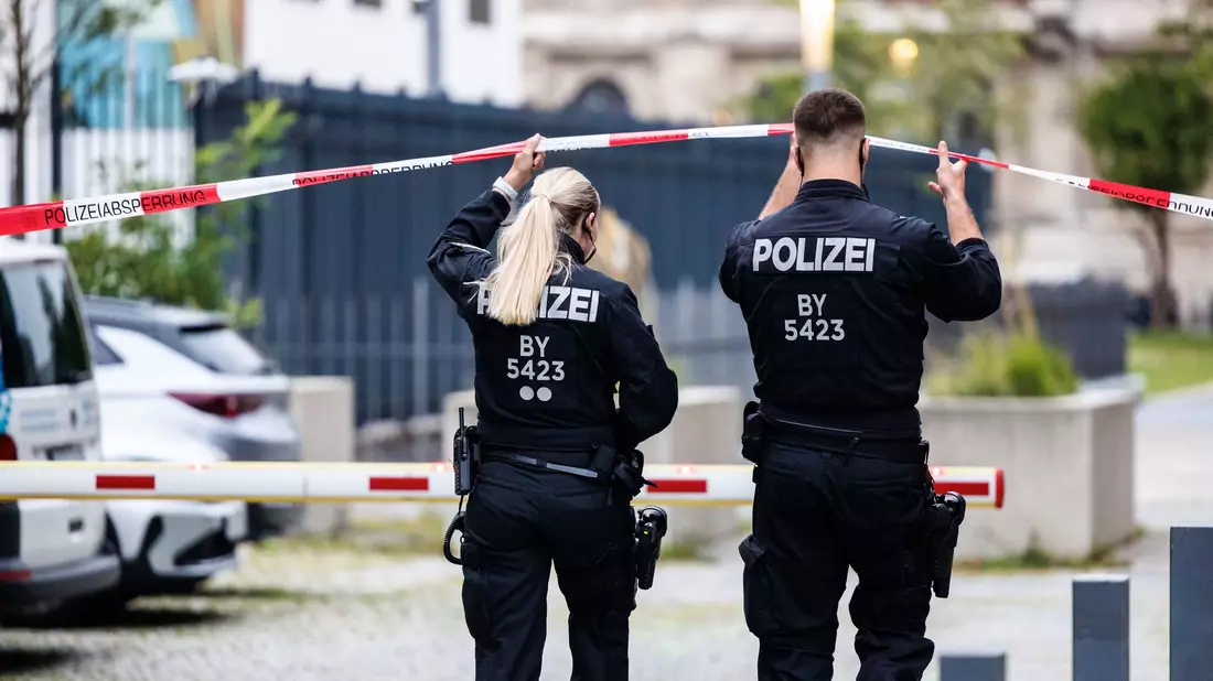 Am Freitag liefen die Ermittlungen weiter.  - Bild: Matthias Balk/dpa