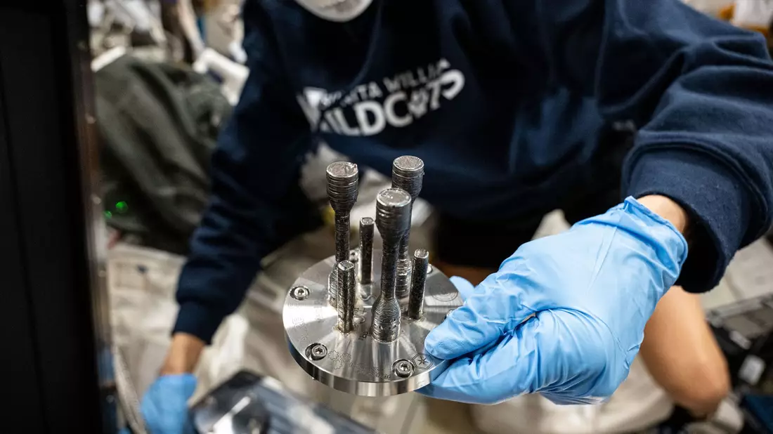 Um sich bei zukünftigen Missionen selbst Ersatzteile herstellen zu können, haben Astronautinnen auf der Raumstation einen Metall-3D-Drucker ausprobiert. - Bild: -/Esa/Nasa/dpa