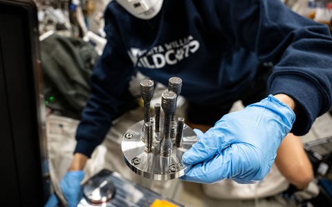 Um sich bei zukünftigen Missionen selbst Ersatzteile herstellen zu können, haben Astronautinnen auf der Raumstation einen Metall-3D-Drucker ausprobiert. - Foto: -/Esa/Nasa/dpa