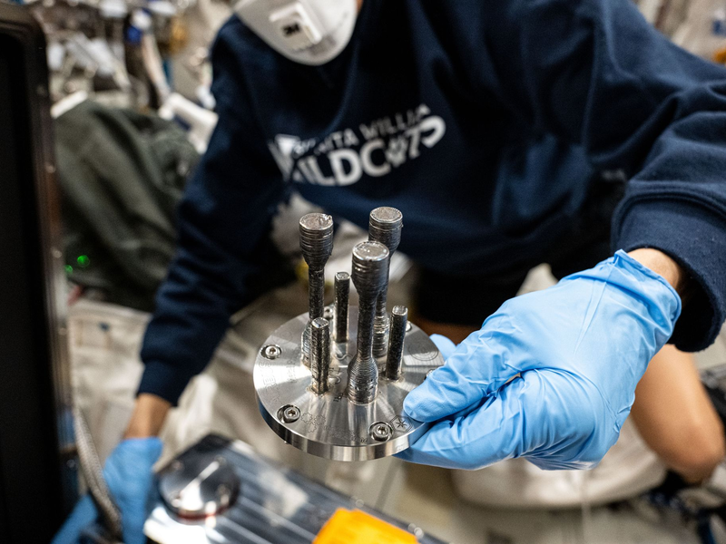 Um sich bei zukünftigen Missionen selbst Ersatzteile herstellen zu können, haben Astronautinnen auf der Raumstation einen Metall-3D-Drucker ausprobiert. - Foto: -/Esa/Nasa/dpa