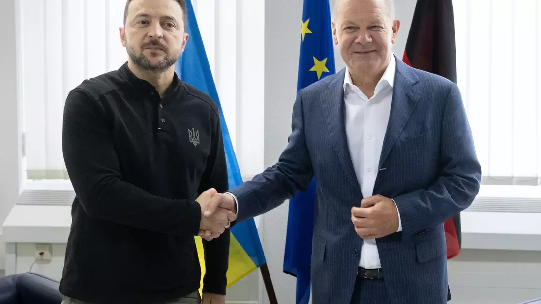 Selenskyj bei einem Treffen mit Bundeskanzler Scholz. - Bild: Boris Roessler/dpa Pool/dpa