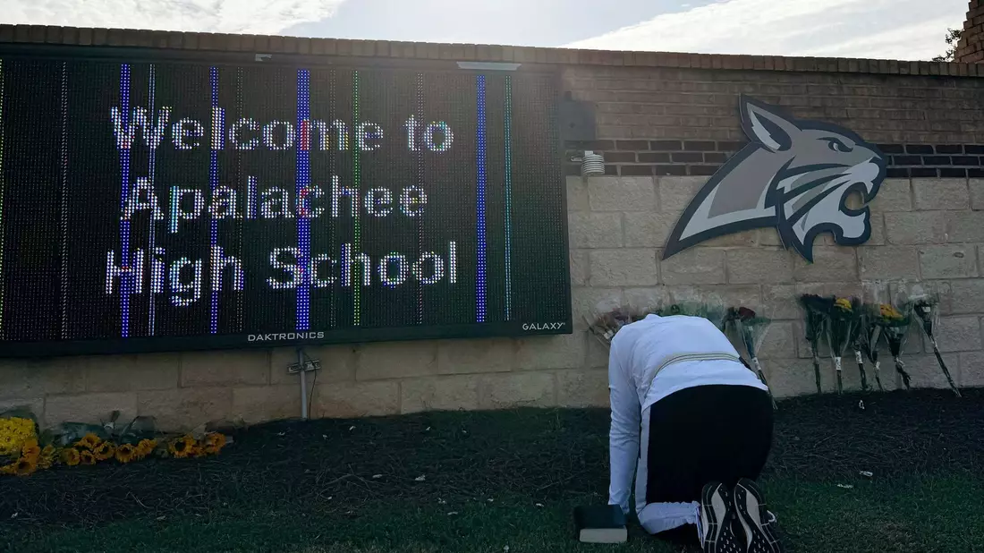 Nach einem tödlichen Schusswaffenangriff an einer Schule in Georgia herrscht große Trauer. - Bild: Charlotte Kramon/AP/dpa