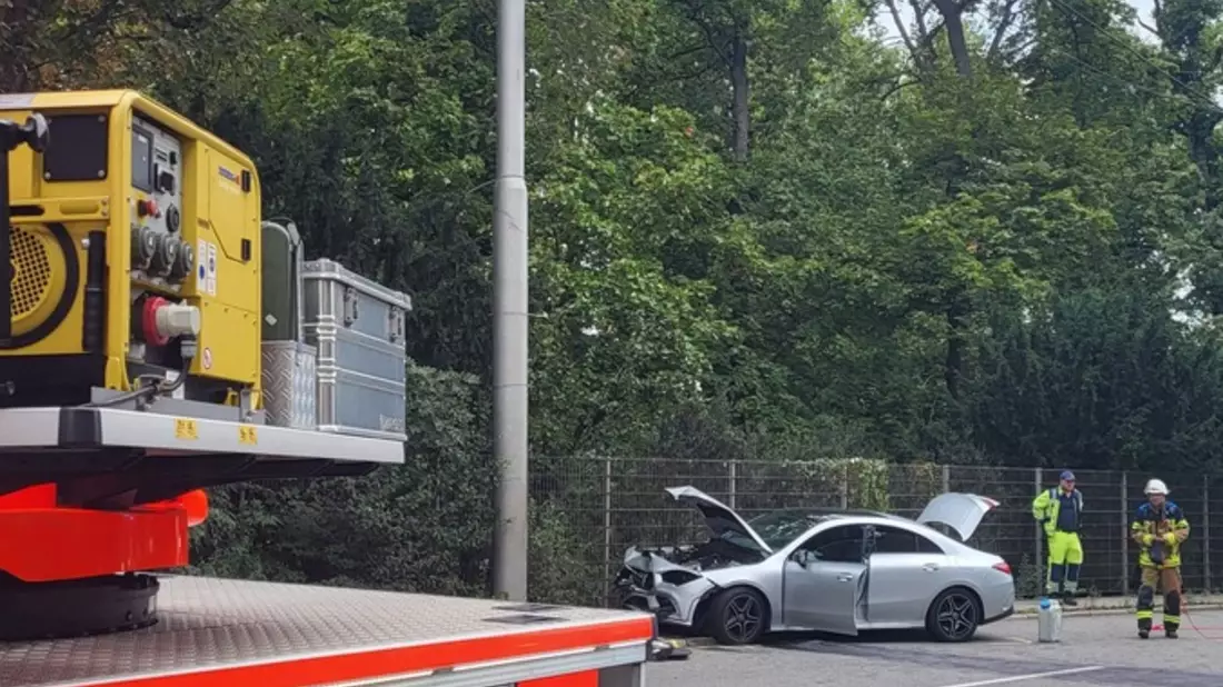 FW Stuttgart: PKW prallt bei Verkehrsunfall auf der B14 gegen Beleuchtungsmast - Bild: presseportal.de