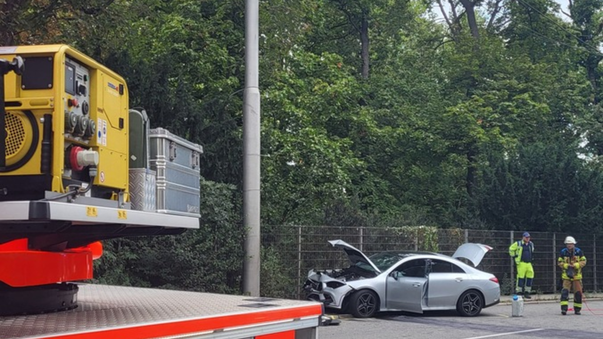 FW Stuttgart: PKW prallt bei Verkehrsunfall auf der B14 gegen Beleuchtungsmast - Foto: presseportal.de