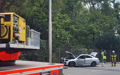 FW Stuttgart: PKW prallt bei Verkehrsunfall auf der B14 gegen Beleuchtungsmast - Foto: presseportal.de