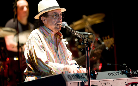 Sérgio Mendes öffnete der brasilianischen Musik die Türen zur Welt. (Archivbild) - Foto: Peter Kollanyi/dpa