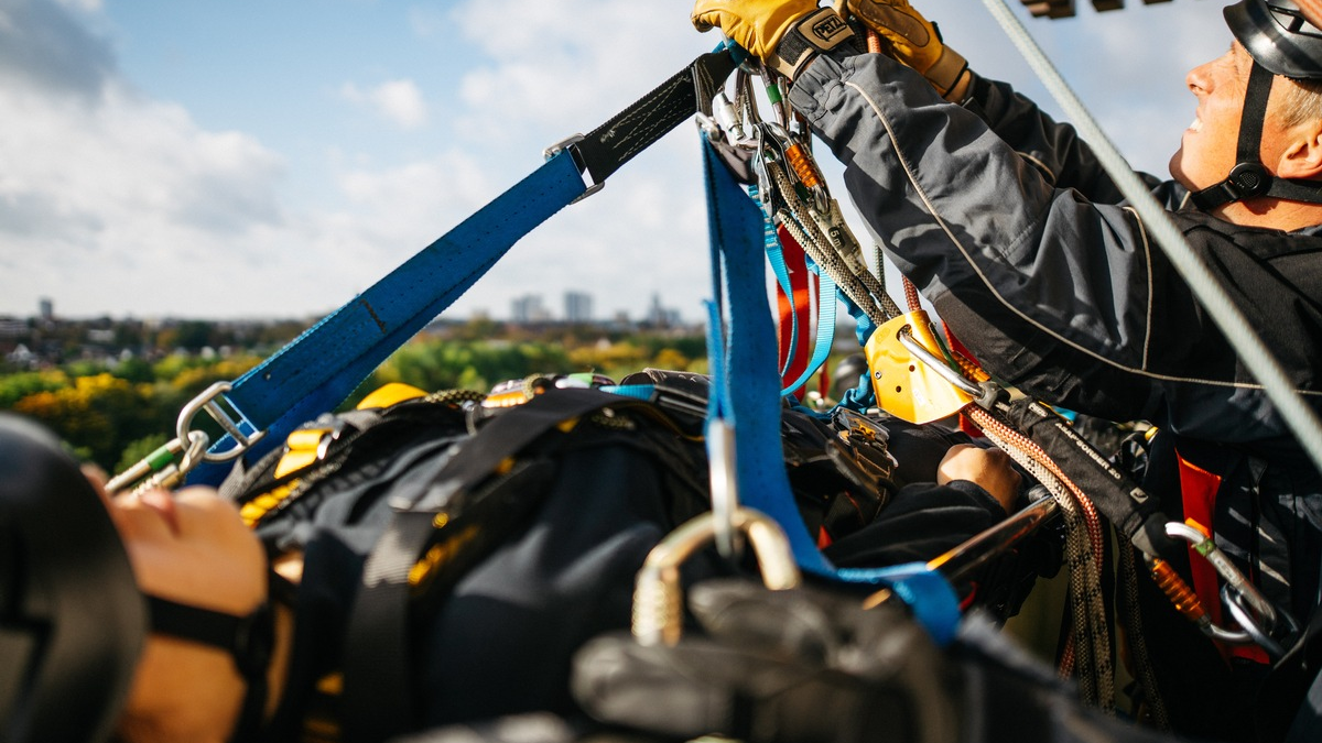 FW Bremerhaven: Feuerwehr Bremerhaven rettet Person aus 14m Höhe und löscht Gefahrgutbrand im Industriebetrieb - Foto: presseportal.de