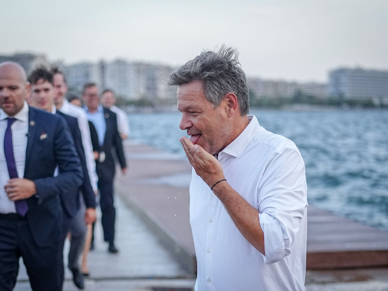 Alltagsleben an der Promenade. - Foto: Kay Nietfeld/dpa