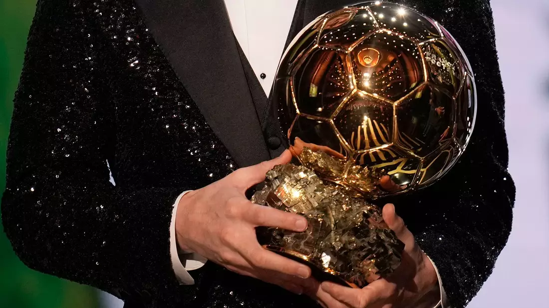 Für den Ballon d'Or ist in diesem Jahr unter anderem Toni Kroos nominiert. - Bild: Christophe Ena/AP/dpa