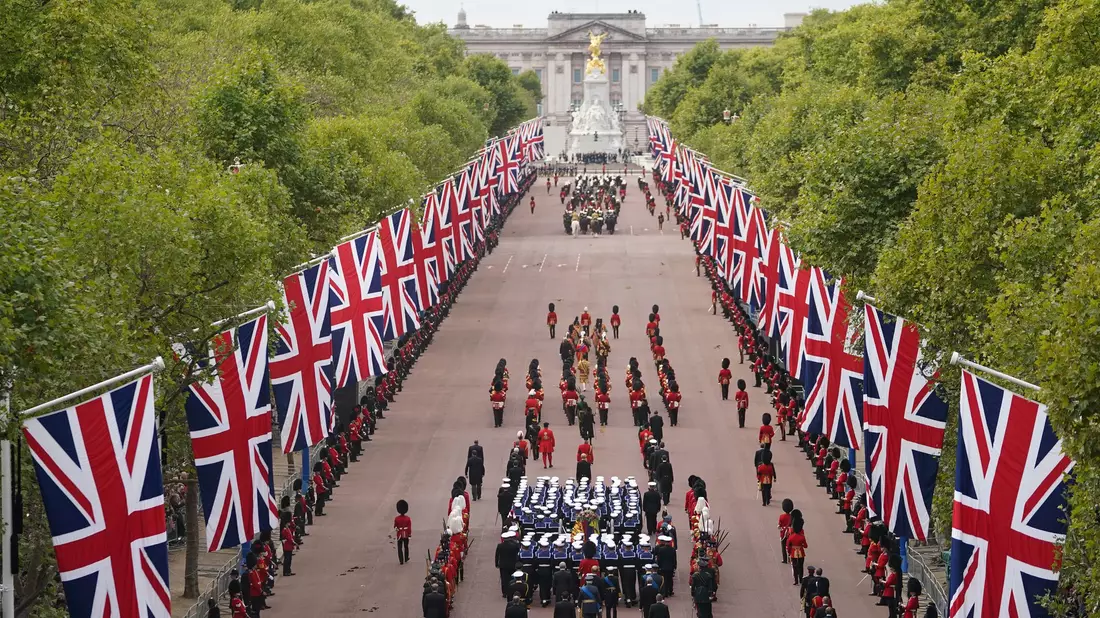 Der Trauerzug mit dem Sarg der gestorbenen britischen Königin Elizabeth II. führte über die Prachtstraße The Mall. - Bild: Zac Goodwin/PA Wire/dpa