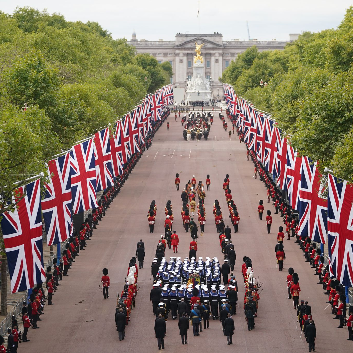 Der Trauerzug mit dem Sarg der gestorbenen britischen Königin Elizabeth II. führte über die Prachtstraße The Mall. - Foto: Zac Goodwin/PA Wire/dpa