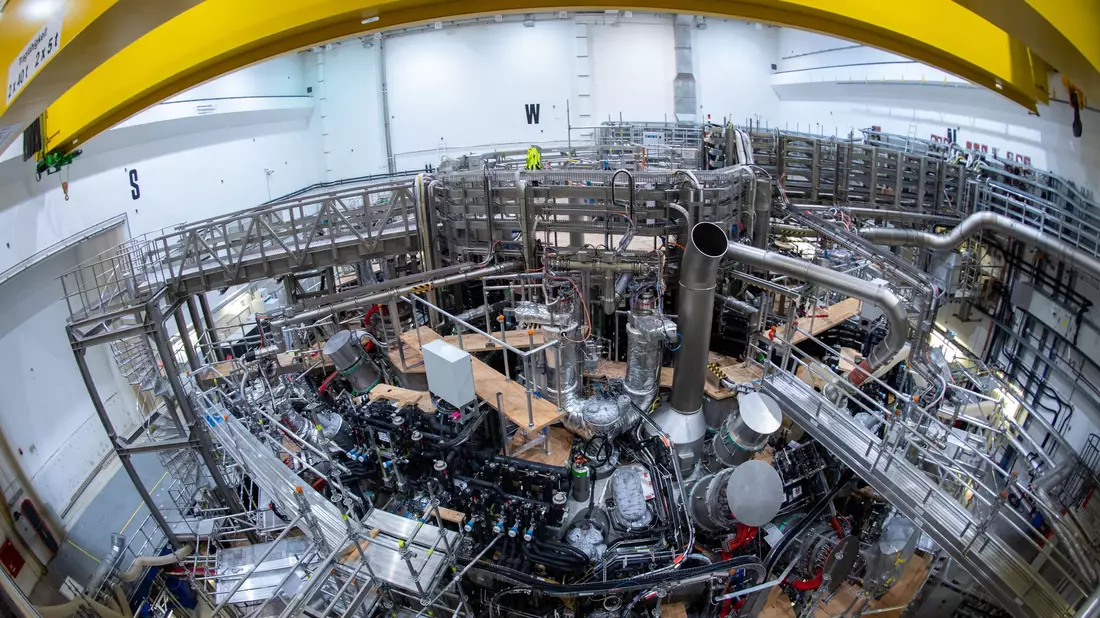 Das Kernfusionsexperiment «Wendelstein 7-X» startet in eine neue heiße Phase und soll mit Hunderten Experimenten Grundlagen für mögliche Kernfusionskraftwerke schaffen. - Bild: Stefan Sauer/dpa