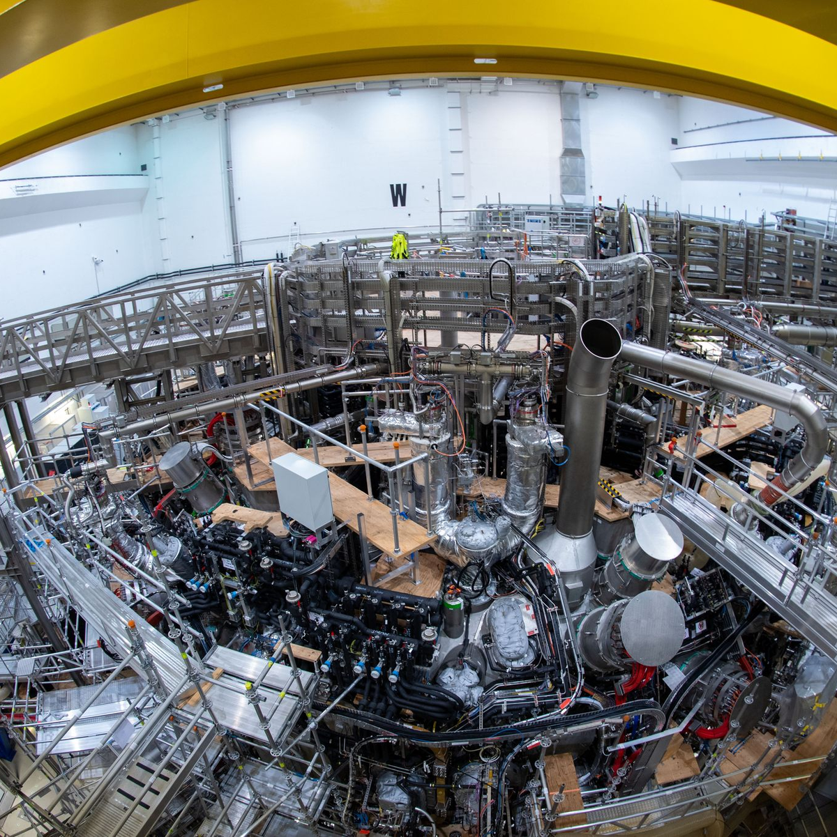 Das Kernfusionsexperiment «Wendelstein 7-X» startet in eine neue heiße Phase und soll mit Hunderten Experimenten Grundlagen für mögliche Kernfusionskraftwerke schaffen. - Foto: Stefan Sauer/dpa