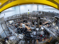 Das Kernfusionsexperiment «Wendelstein 7-X» startet in eine neue heiße Phase und soll mit Hunderten Experimenten Grundlagen für mögliche Kernfusionskraftwerke schaffen. - Foto: Stefan Sauer/dpa