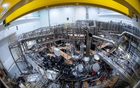 Das Kernfusionsexperiment «Wendelstein 7-X» startet in eine neue heiße Phase und soll mit Hunderten Experimenten Grundlagen für mögliche Kernfusionskraftwerke schaffen. - Foto: Stefan Sauer/dpa Das Kernfusionsexperiment «Wendelstein 7-X» startet in eine neue heiße Phase und soll mit Hunderten Experimenten Grundlagen für mögliche Kernfusionskraftwerke schaffen. - Foto: Stefan Sauer/dpa