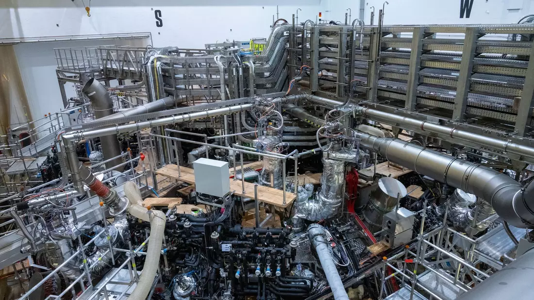 Monatelang wurde das Kernfusionsexperiment «Wendelstein 7-X» gewartet und wieder hochgefahren bevor in Kürze eine neue Experimentierphase startet. - Bild: Stefan Sauer/dpa