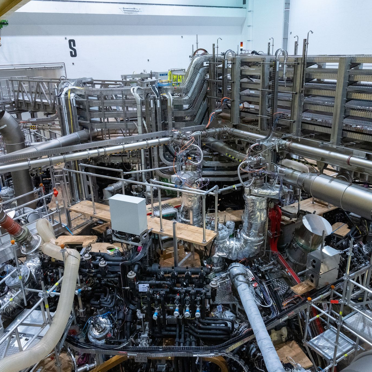 Monatelang wurde das Kernfusionsexperiment «Wendelstein 7-X» gewartet und wieder hochgefahren bevor in Kürze eine neue Experimentierphase startet. - Foto: Stefan Sauer/dpa