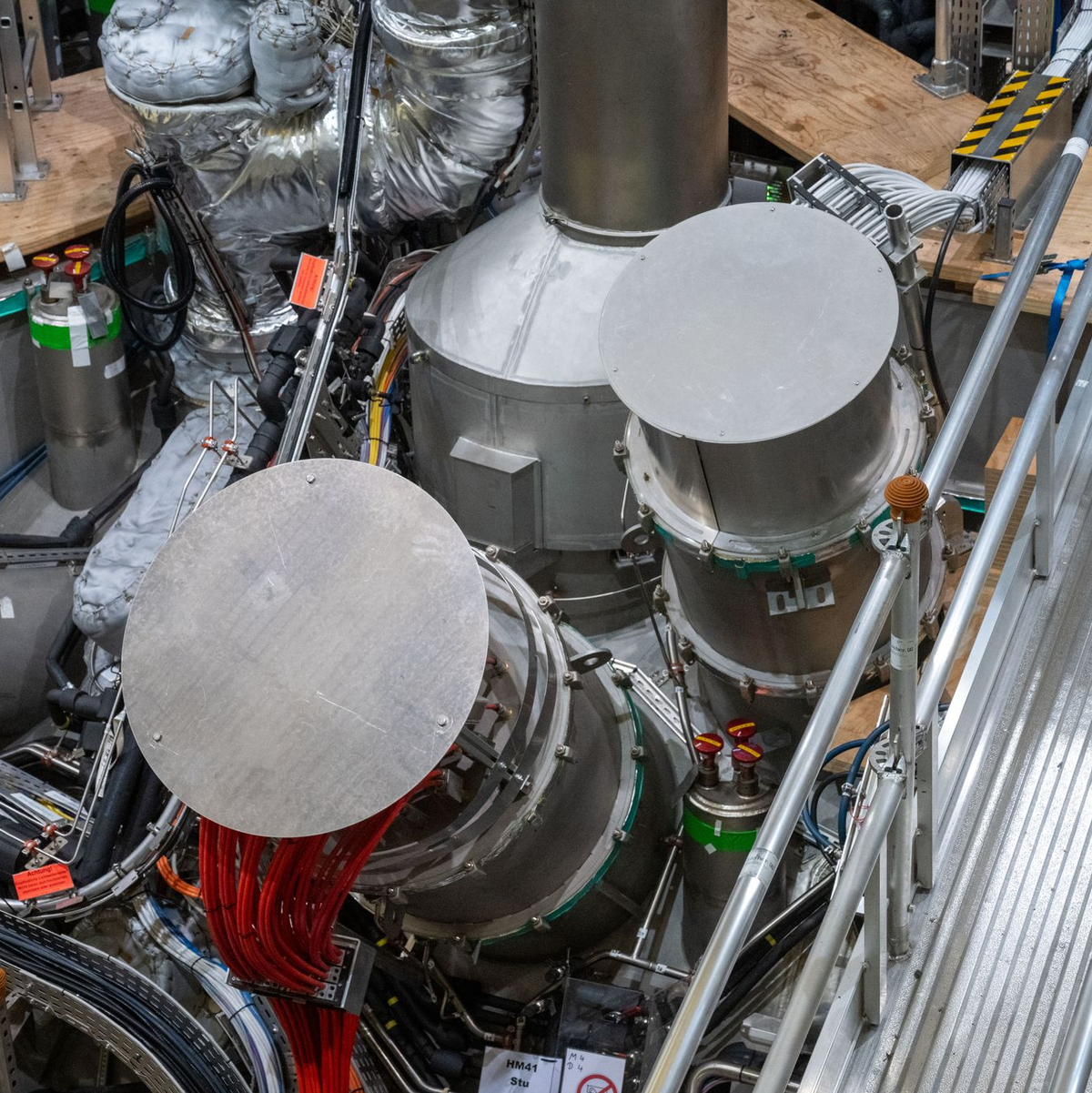 1000 Tonnen wiegt die Forschungsanlage «Wendelstein 7-X». Investitionen, Betriebs- und Personalkosten sowie laufende Kosten summieren sich auf über eine Milliarde Euro. - Foto: Stefan Sauer/dpa