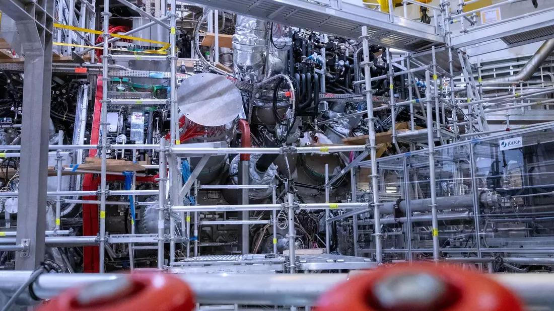Vor der neuerlichen Experimentierphase wurden 20.000 Arbeitsstunden in die Wartung und Verbesserung der Experimentieranlage «Wendelstein 7-X» gesteckt. - Bild: Stefan Sauer/dpa