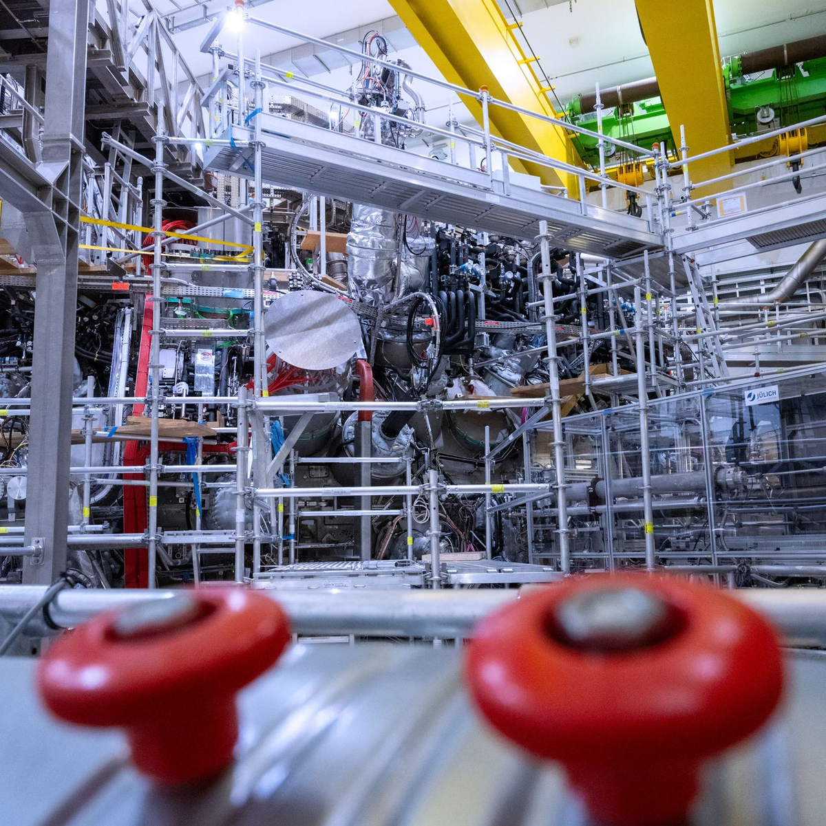 Vor der neuerlichen Experimentierphase wurden 20.000 Arbeitsstunden in die Wartung und Verbesserung der Experimentieranlage «Wendelstein 7-X» gesteckt. - Foto: Stefan Sauer/dpa