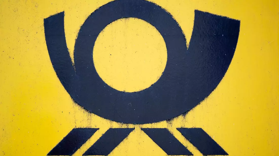 Blick auf einen Briefkasten der Deutschen Post, auf dem das Posthorn-Logo zu sehen ist. - Bild: Hendrik Schmidt/dpa